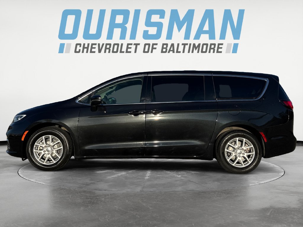 Used 2023 Chrysler Pacifica Touring-L FWD image 3