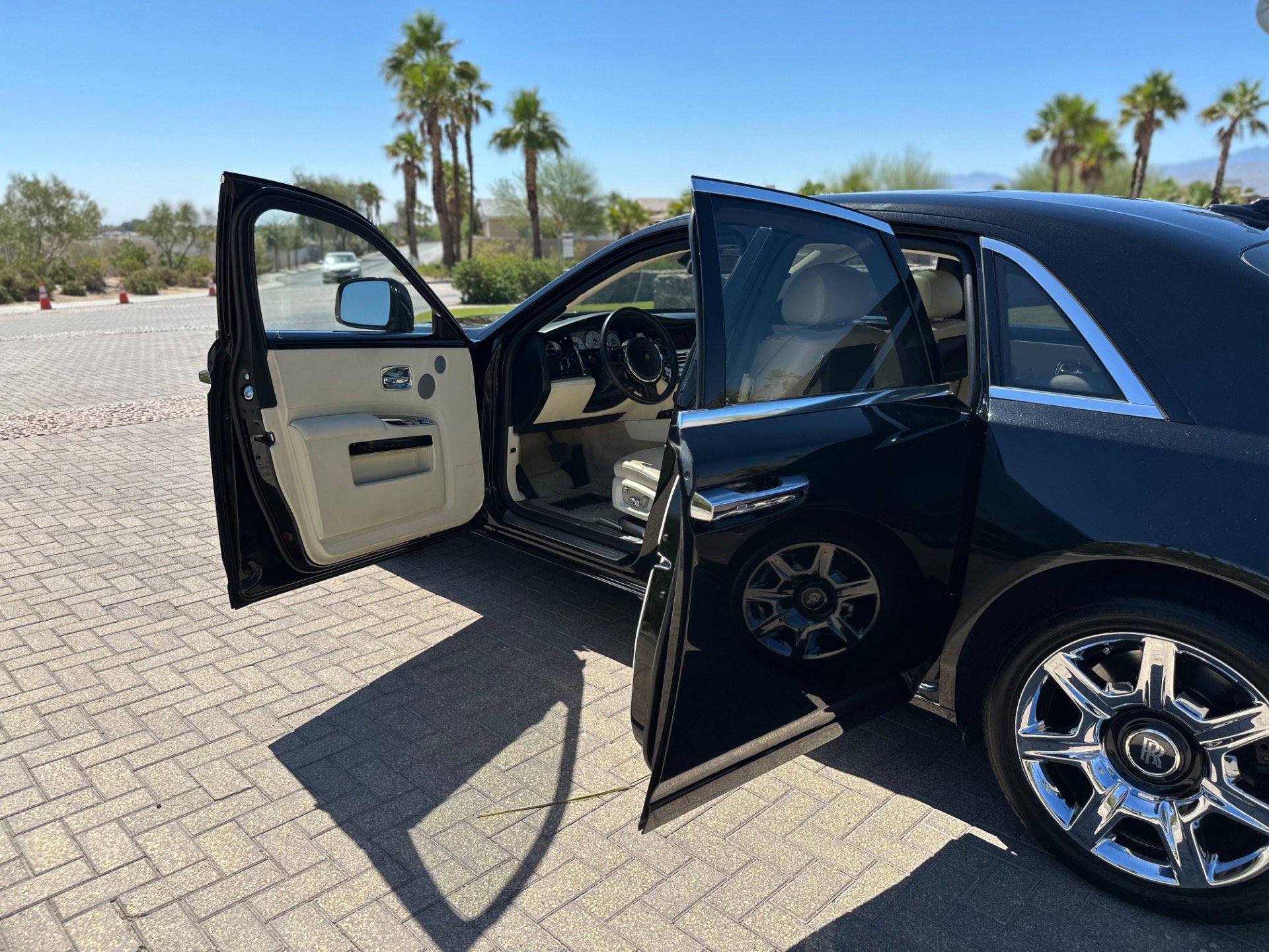 Used 2011 Rolls-Royce Ghost image 27