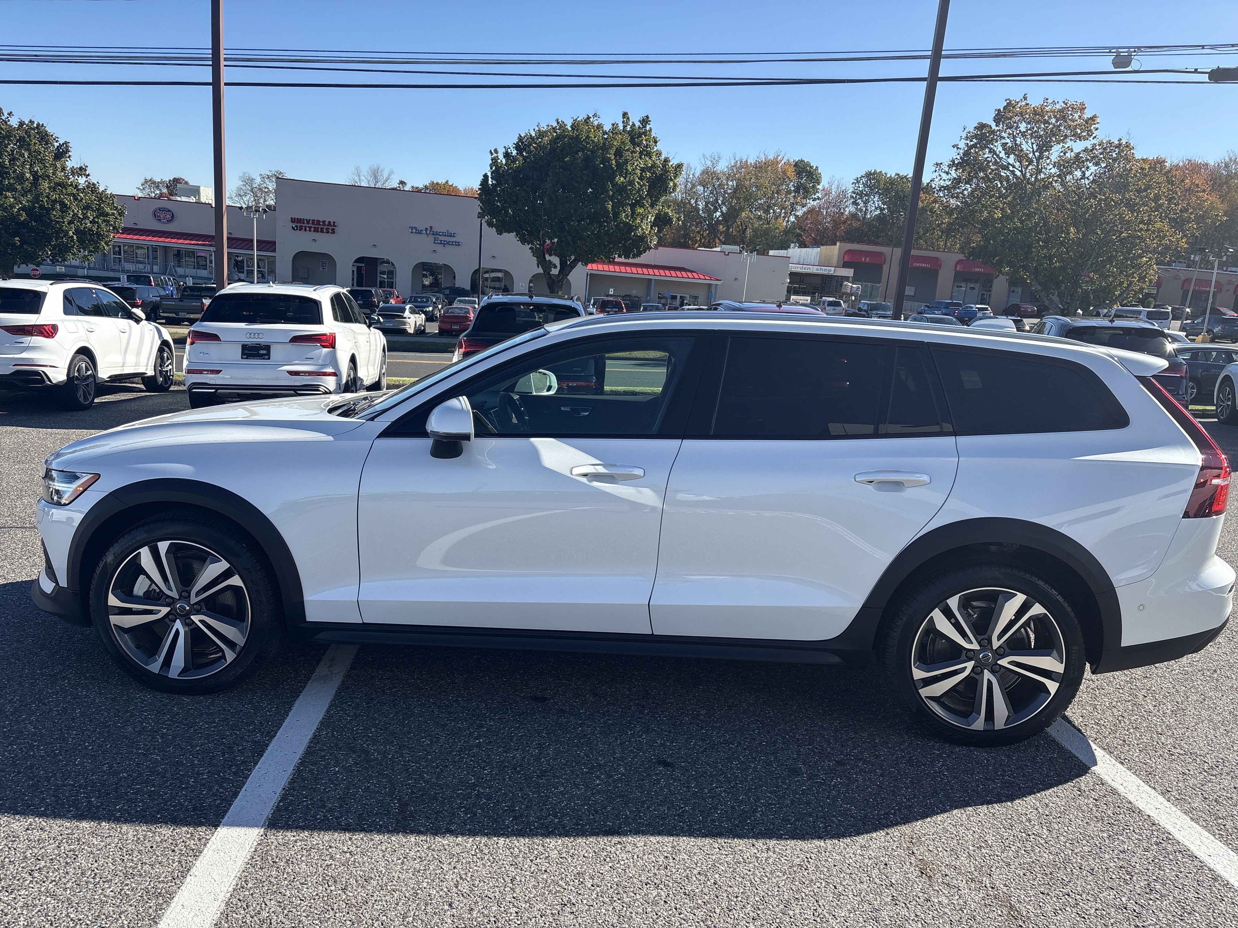 Certified 2025 Volvo V60 B5 Cross Country Plus image 5