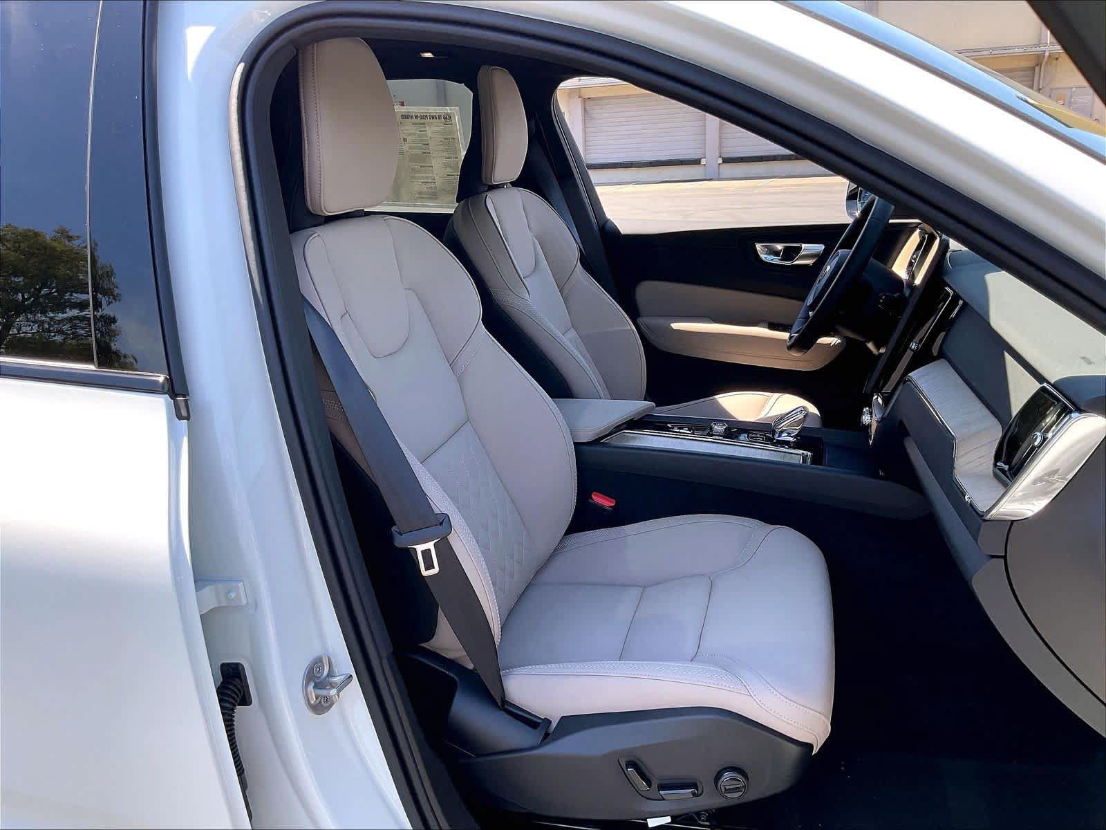 New 2026 Volvo XC60 T8 Plus w/ Climate Package PRO AWD/4WD image 31