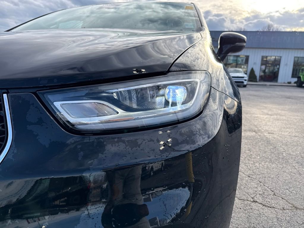 Used 2024 Chrysler Pacifica Touring-L image 11