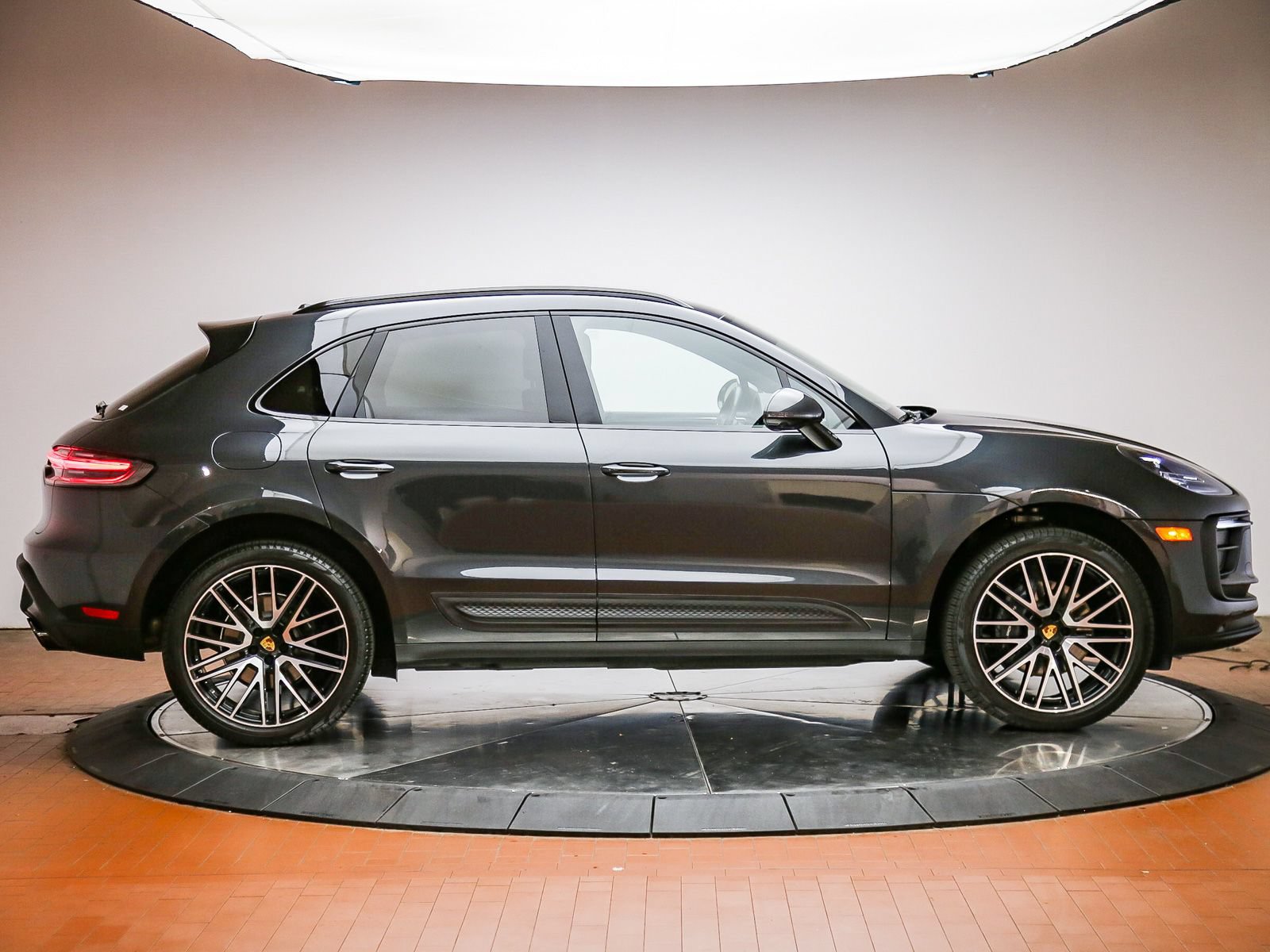 Certified 2026 Porsche Macan AWD/4WD image 8