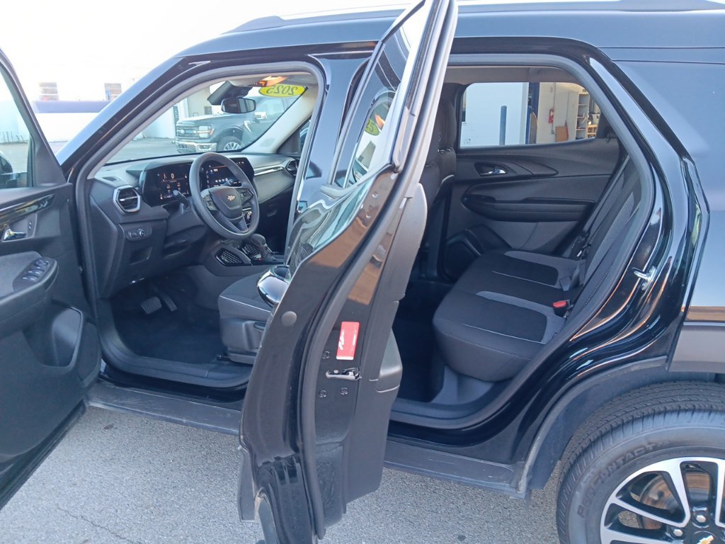 Used 2025 Chevrolet TrailBlazer LT AWD/4WD image 9