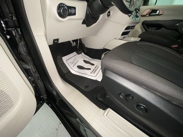 Used 2021 Chrysler Voyager LX w/ Cold Weather Group FWD image 12