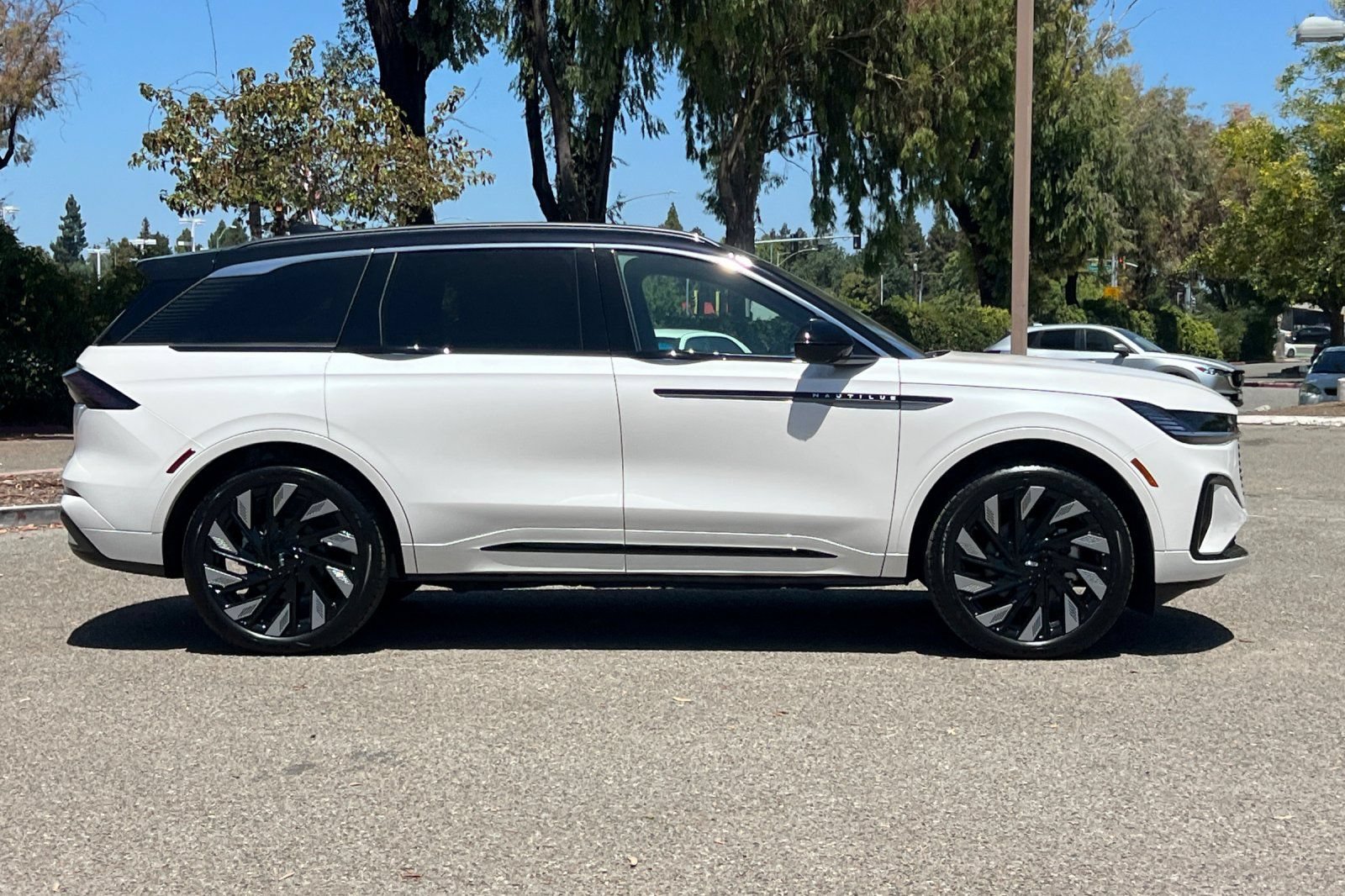 New 2026 Lincoln Nautilus Black Label w/ Jet Appearance Package AWD/4WD image 3
