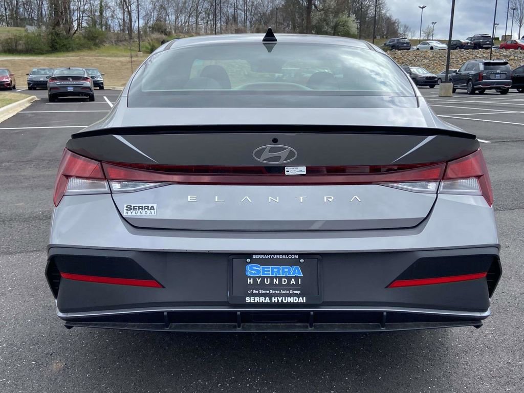 Used 2025 Hyundai Elantra Sport image 4