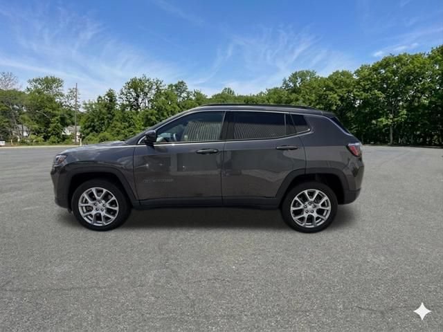 Used 2023 Jeep Compass Latitude AWD/4WD image 5