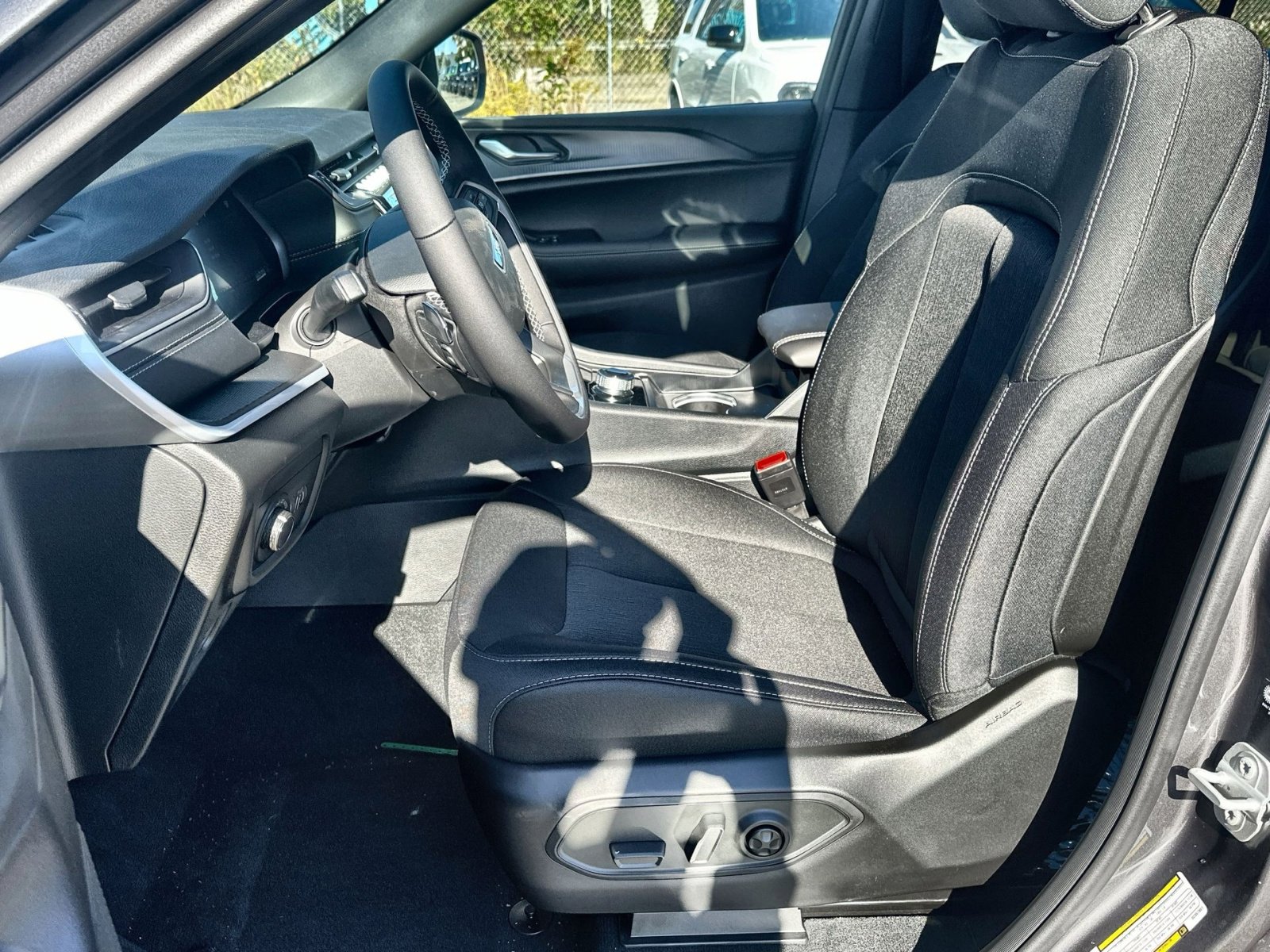 New 2025 Jeep Grand Cherokee Laredo w/ Luxury Tech Group I image 13