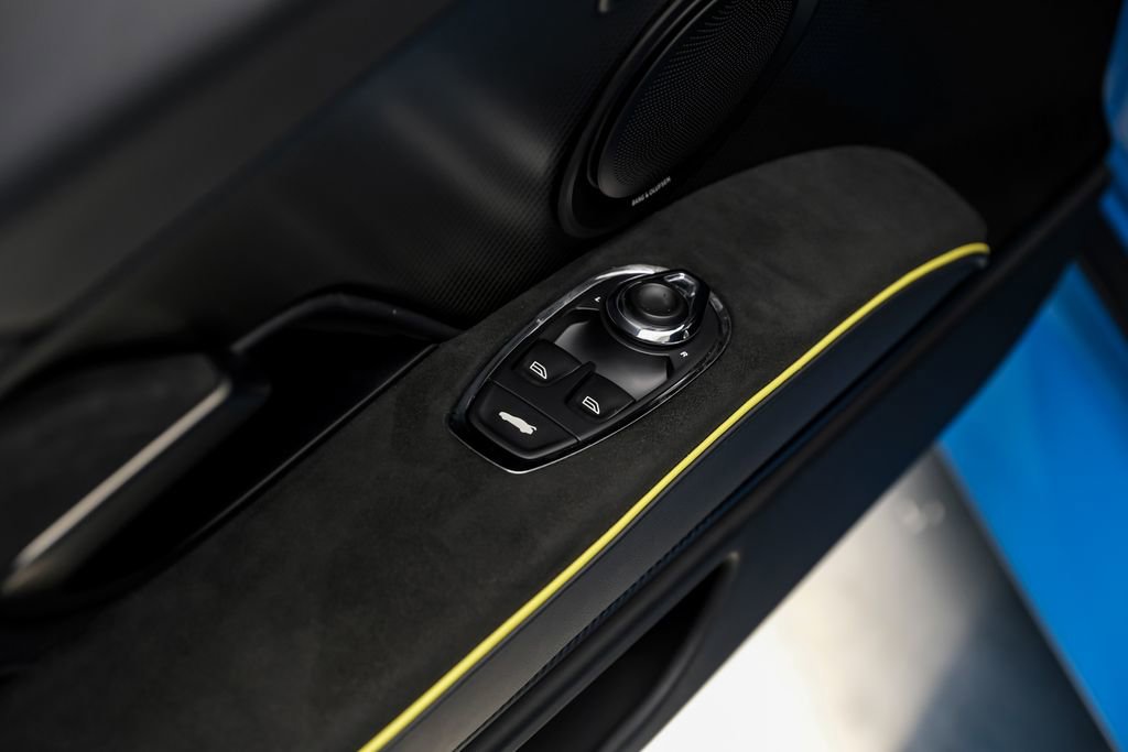 Used 2022 Aston Martin DBS Superleggera RWD image 32
