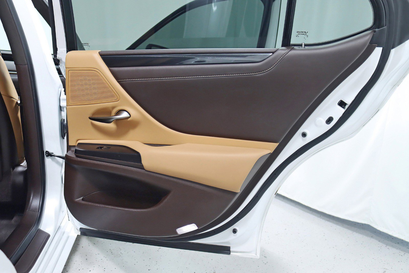 Used 2021 Lexus ES 300h w/ Accessory Package image 33