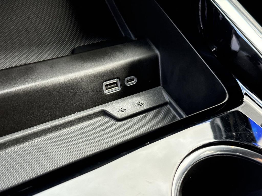 Used 2025 Chevrolet Suburban Z71 image 35