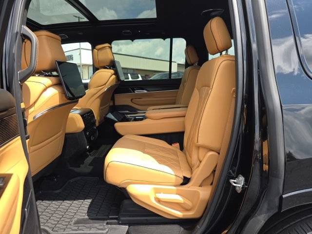 Used 2025 Jeep Grand Wagoneer Series III w/ Rear Seat Video Group 1 AWD/4WD image 28