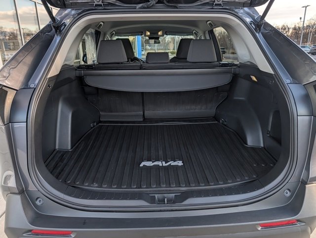 Used 2022 Toyota RAV4 XLE image 11