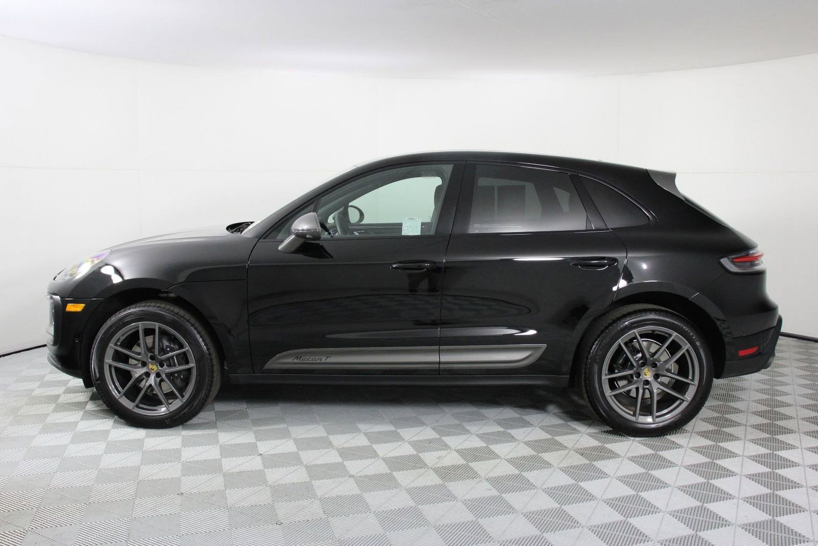 Certified 2025 Porsche Macan Turbo image 2