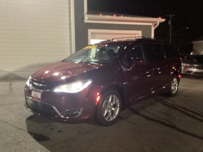 Used 2018 Chrysler Pacifica Touring-L Plus w/ Tire & Wheel Group image 1