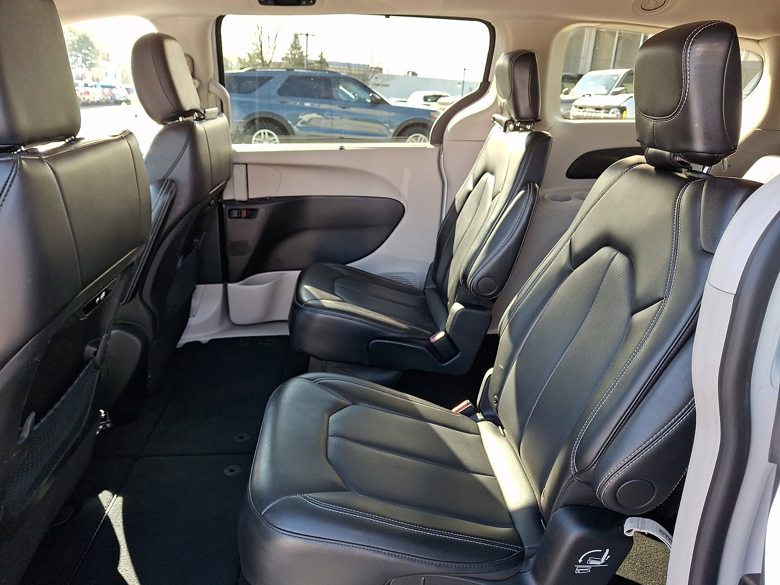 Used 2024 Chrysler Pacifica Touring-L image 13