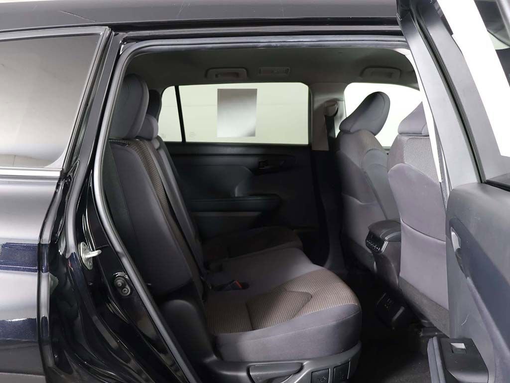 Used 2024 Toyota Highlander LE image 30