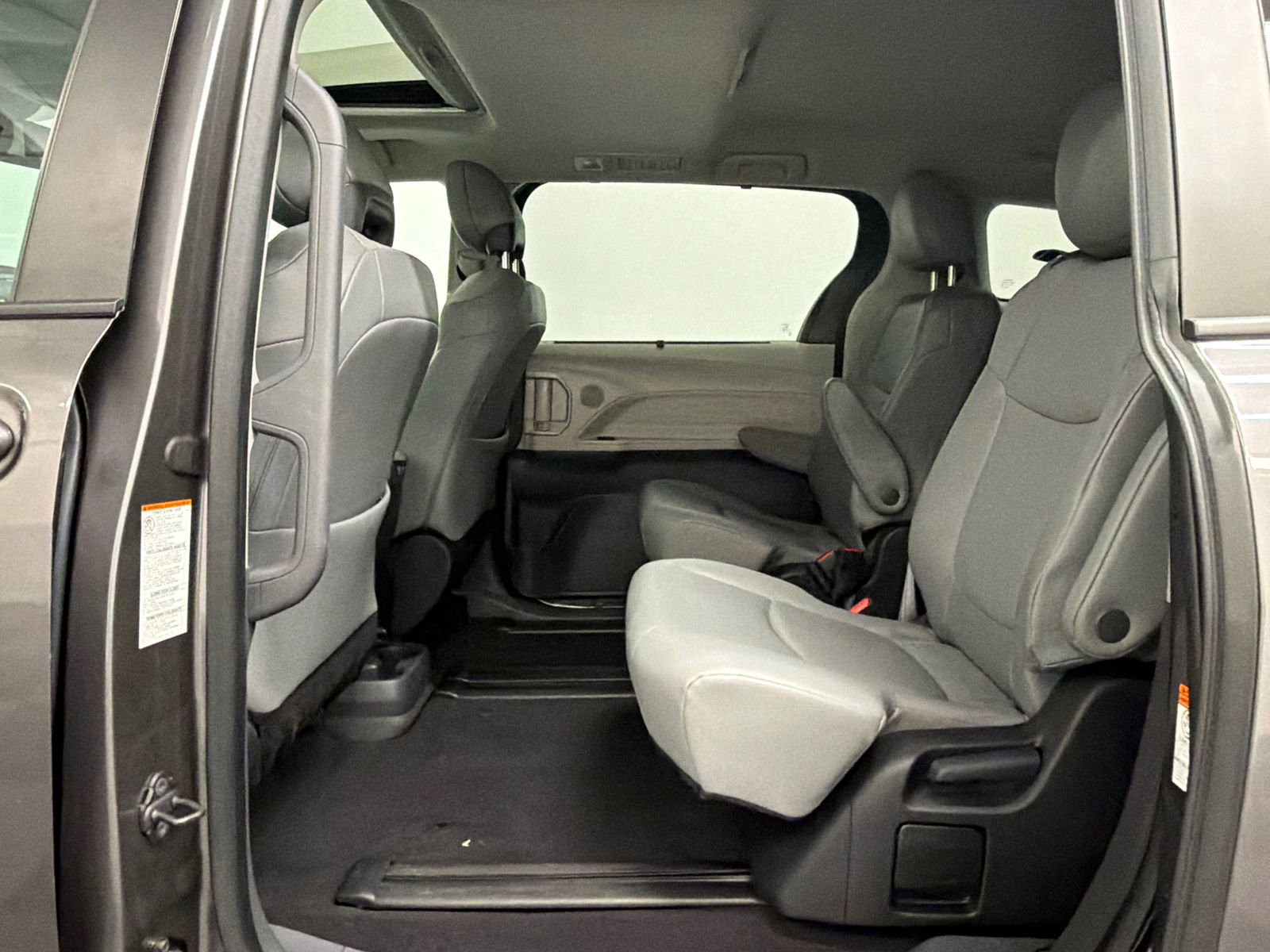 Used 2023 Toyota Sienna XLE FWD image 19
