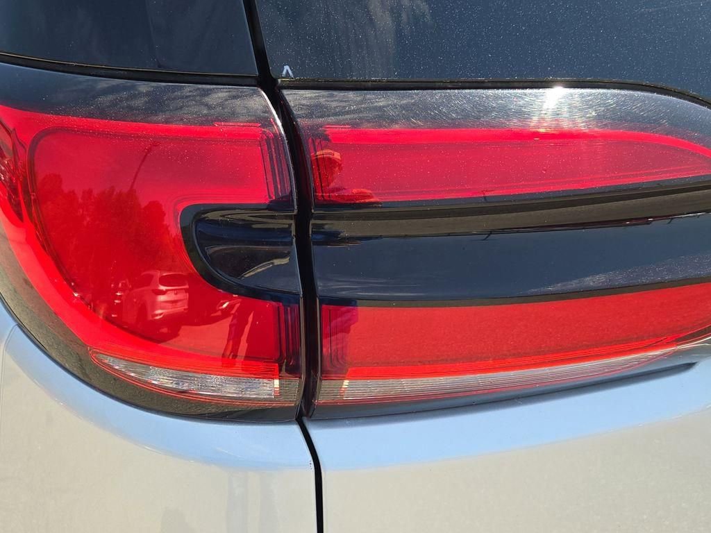 Used 2023 Chrysler Pacifica Touring-L image 12