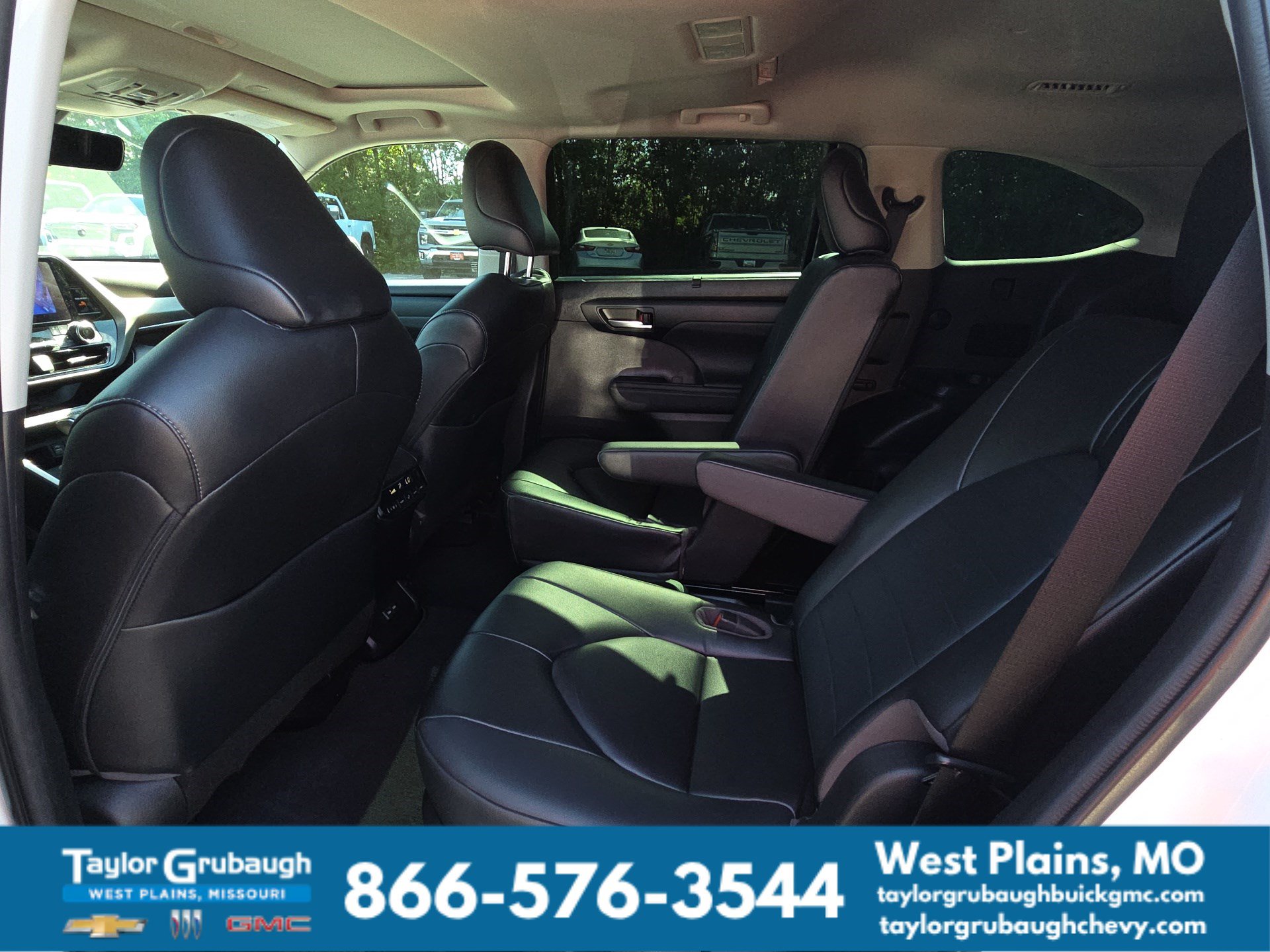 Used 2023 Toyota Highlander XLE AWD/4WD image 29