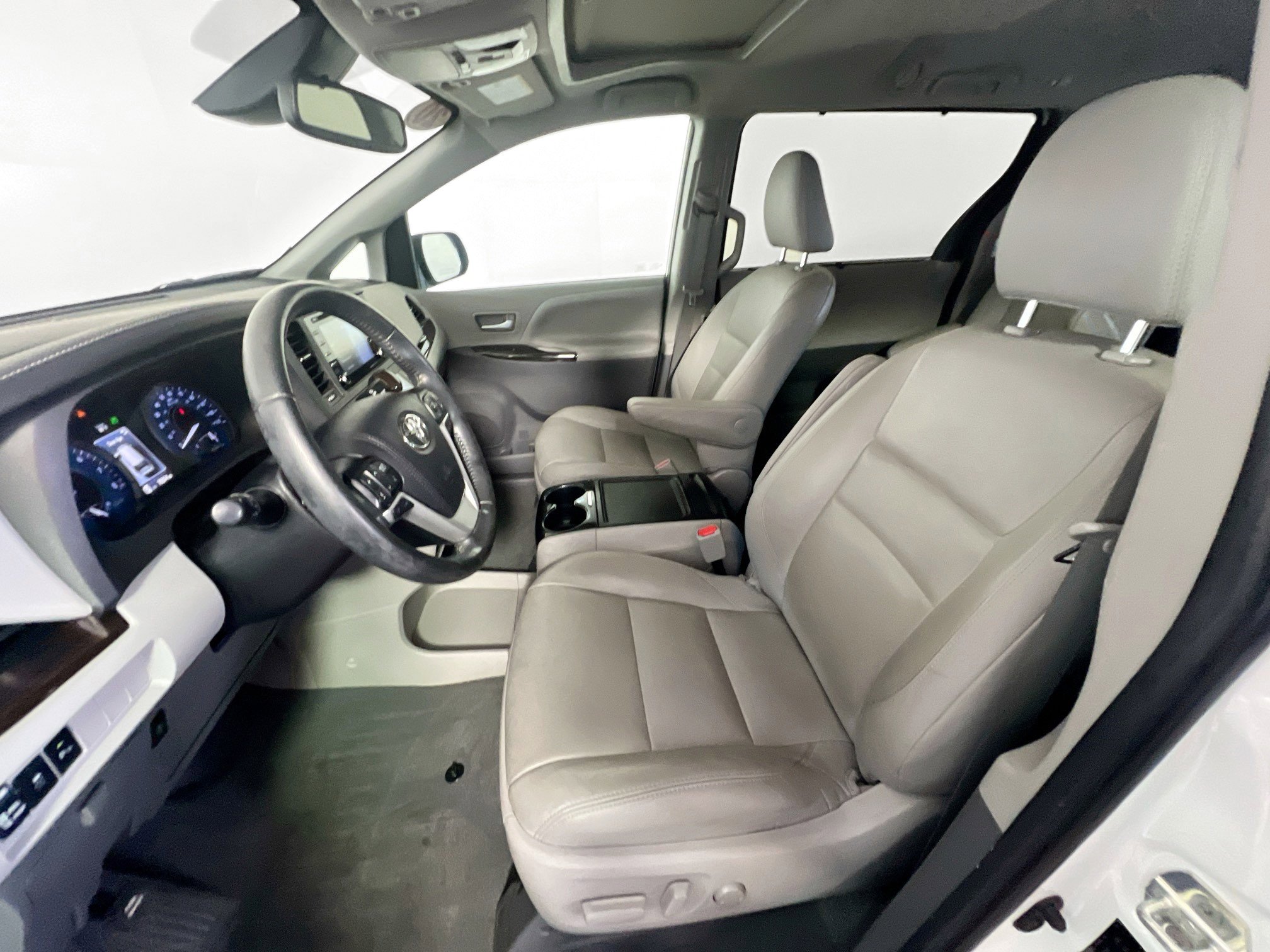 Used 2020 Toyota Sienna XLE image 14