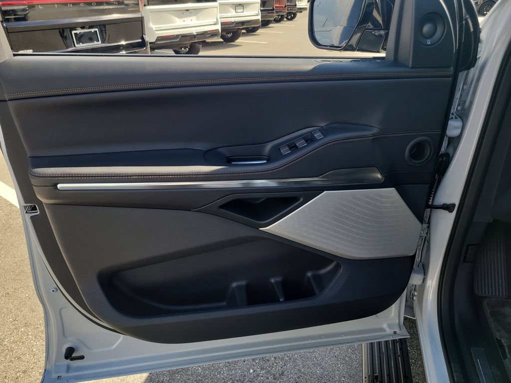 Used 2025 Lincoln Navigator L Black Label AWD/4WD image 17