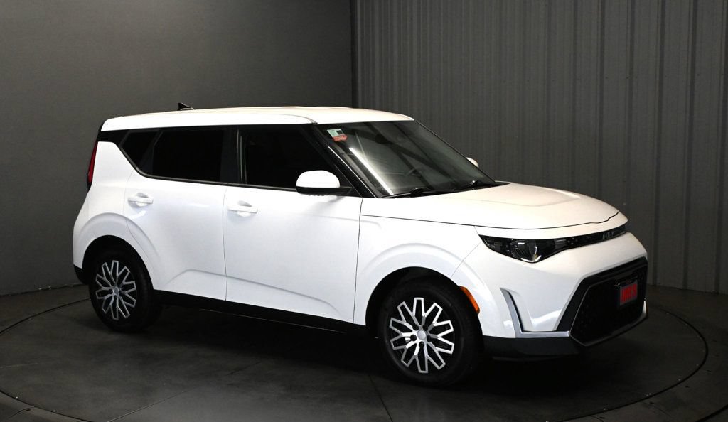 Used 2024 Kia Soul LX FWD image 3
