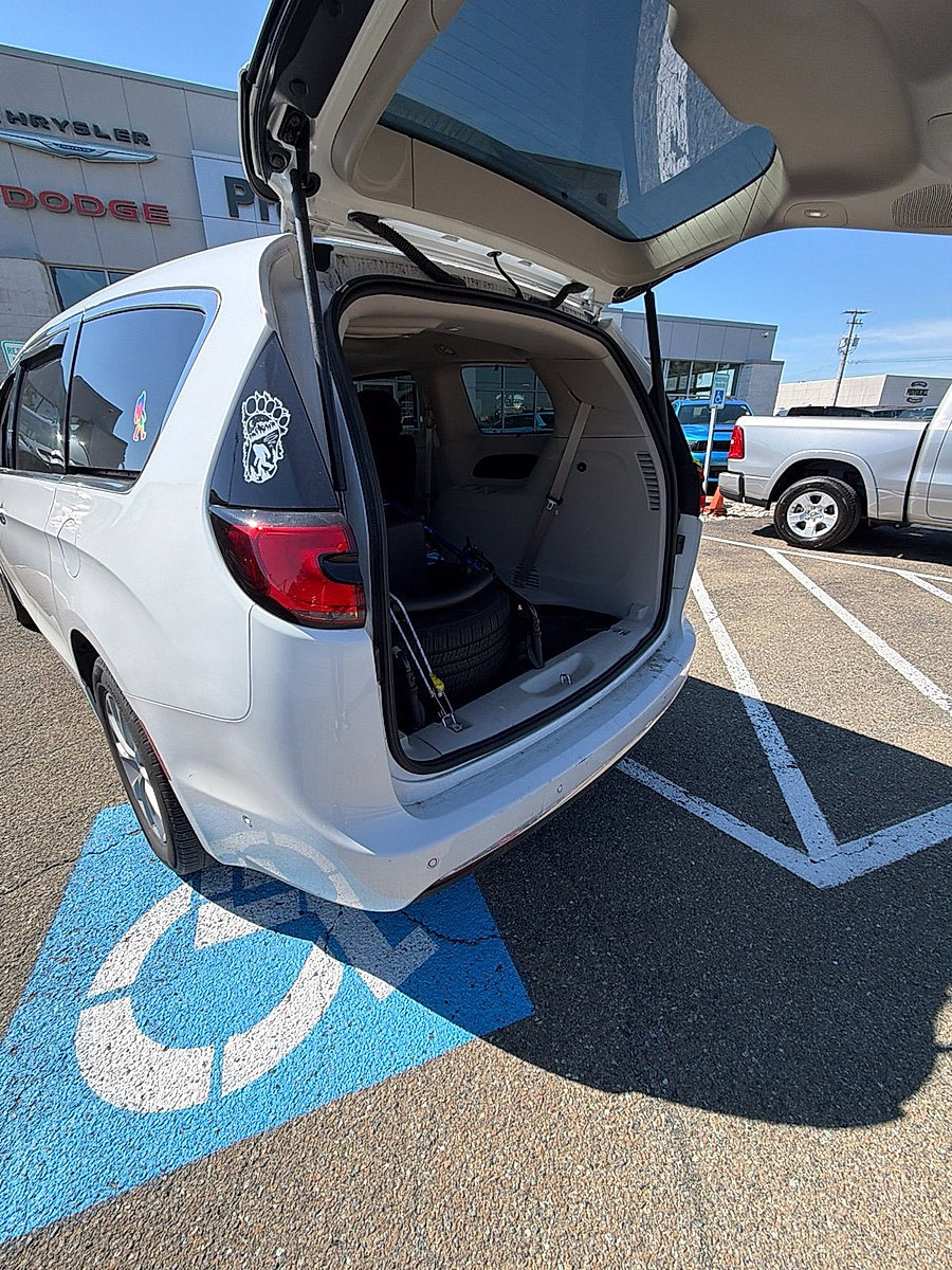 Used 2024 Chrysler Pacifica Touring-L w/ Uconnect Theater Family Group AWD/4WD image 9