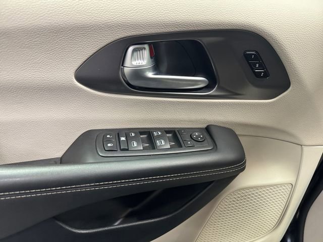 Used 2024 Chrysler Pacifica Touring-L image 25