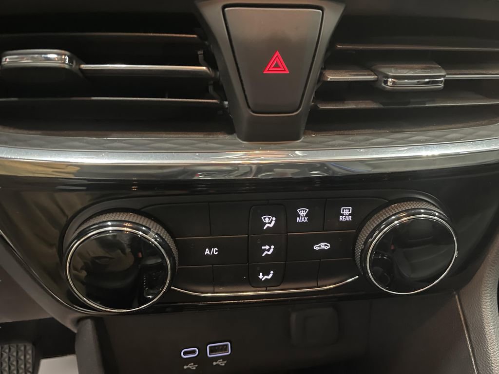 Used 2025 Buick Encore GX Sport Touring AWD/4WD image 13