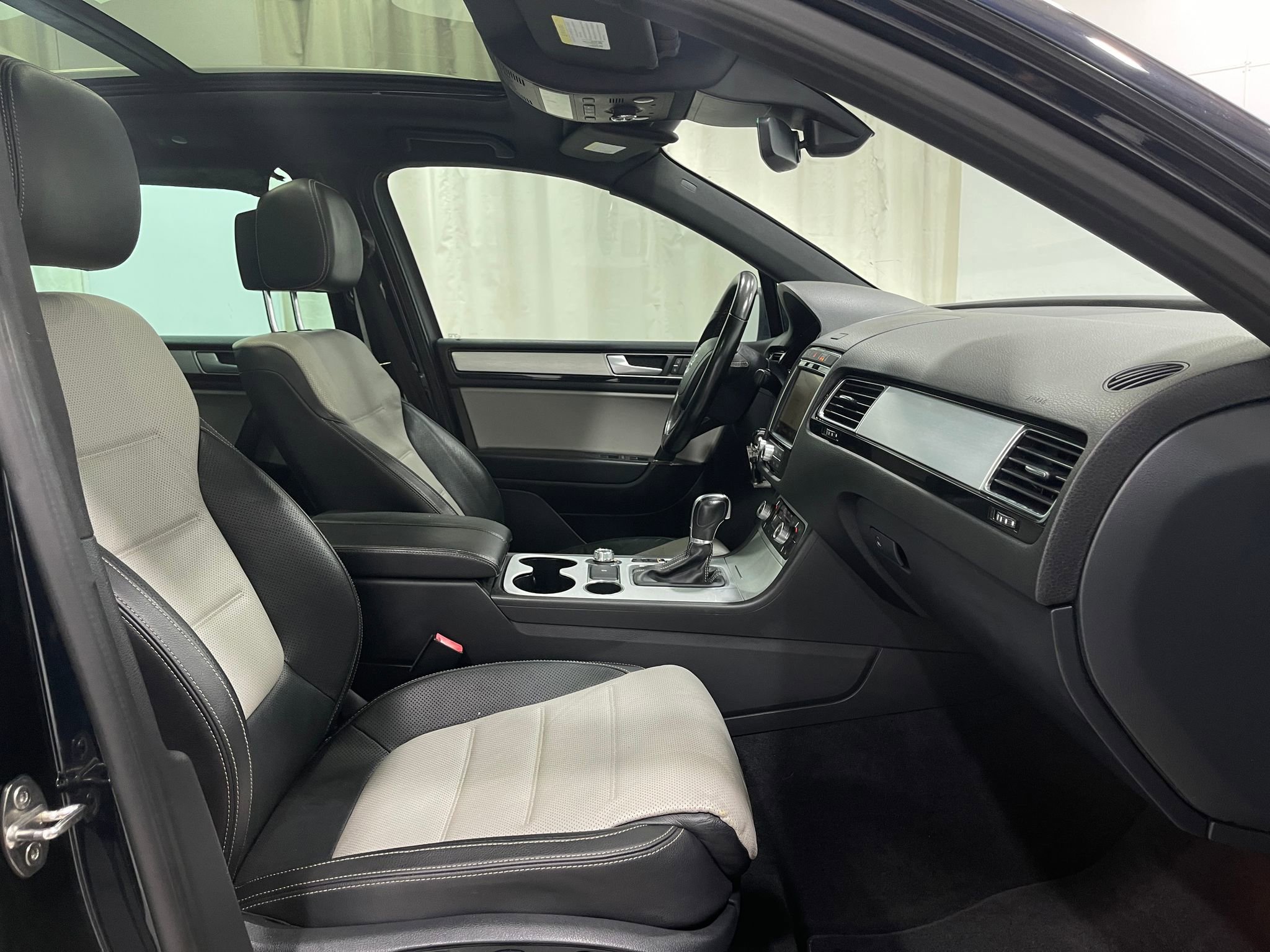 Used 2017 Volkswagen Touareg Wolfsburg Edition AWD/4WD image 33