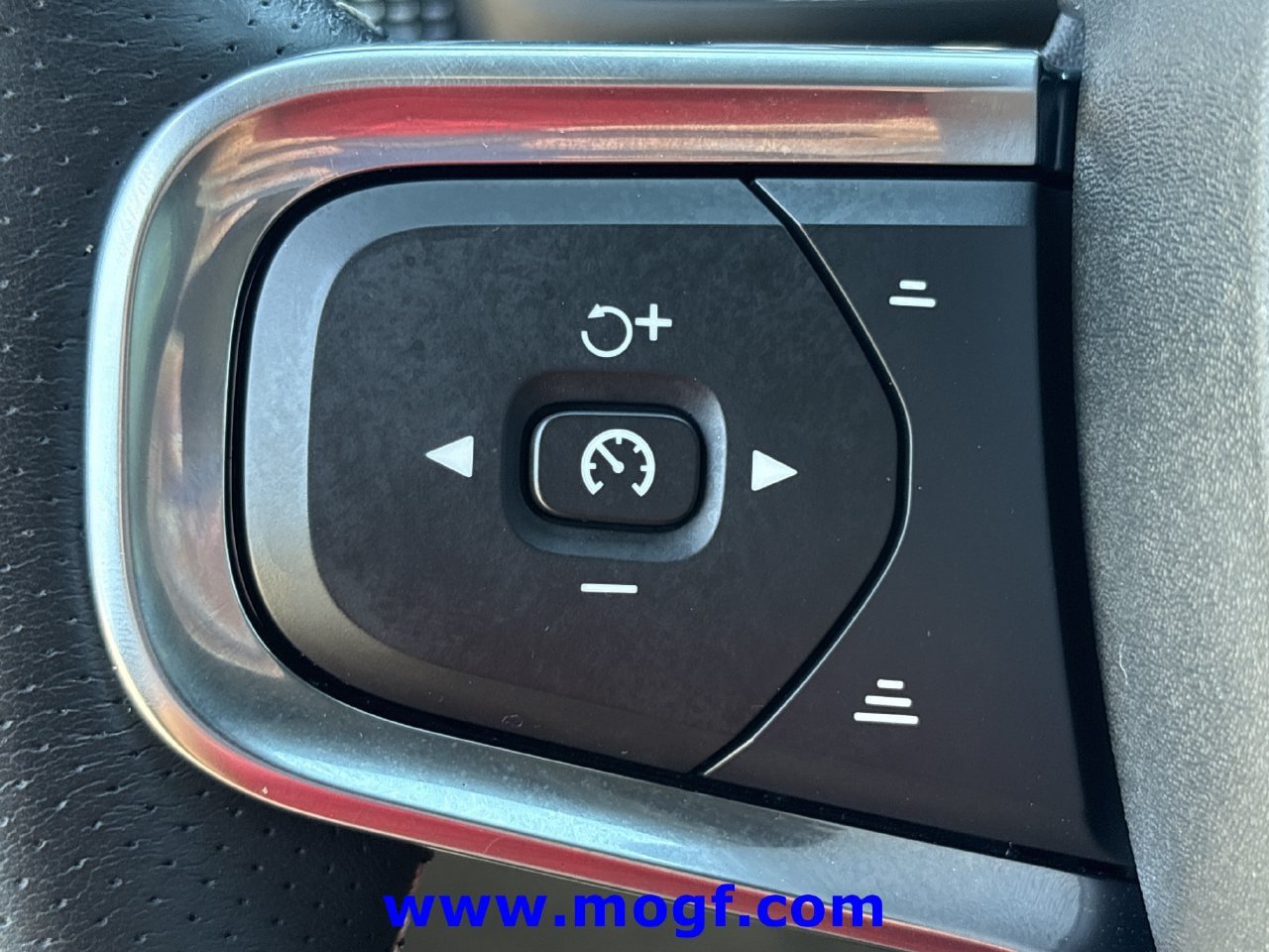 Used 2021 Volvo XC40 T4 R-Design w/ Advanced Package FWD image 30
