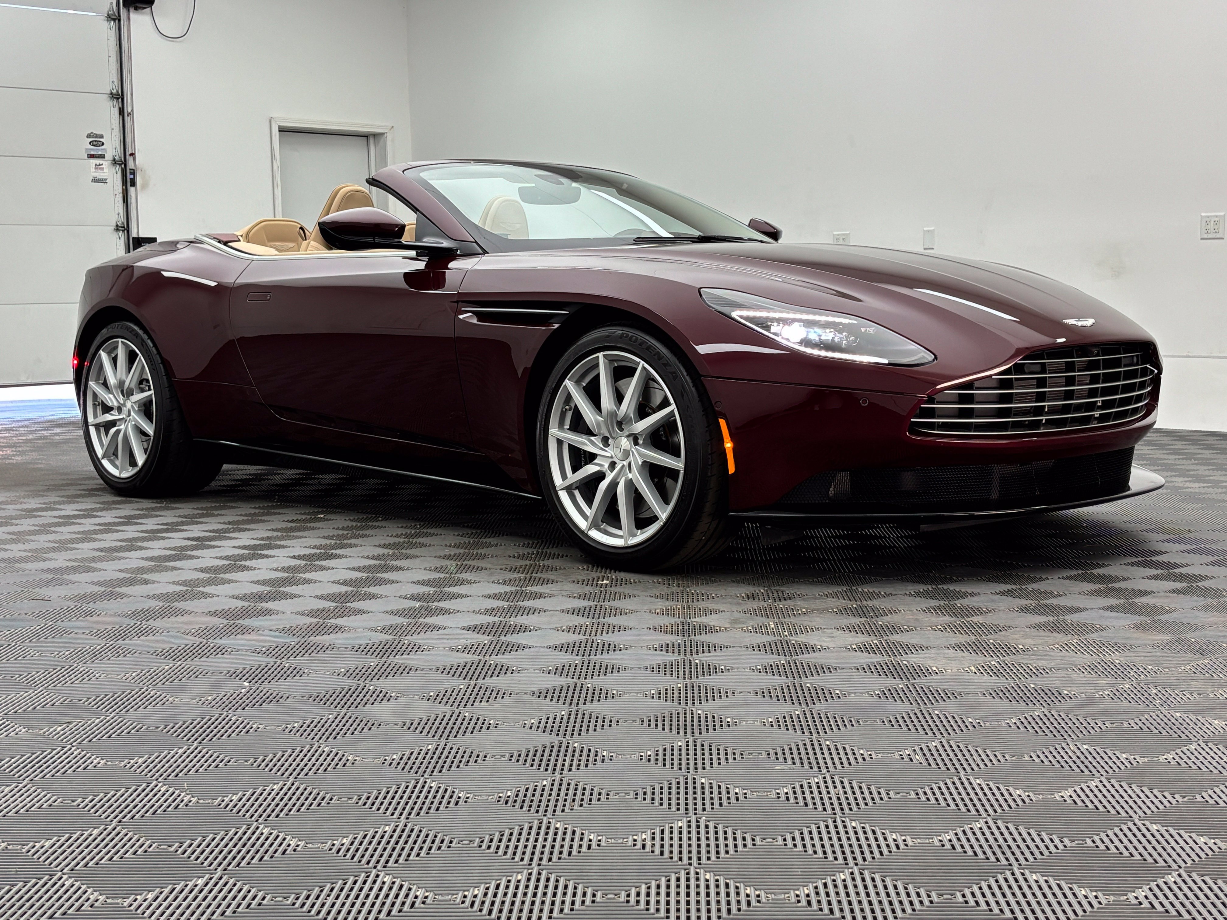 Used 2019 Aston Martin DB11 Volante RWD image 56