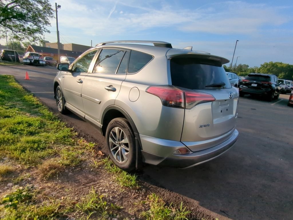 Used 2017 Toyota RAV4 XLE w/ All Weather Liner Package AWD/4WD image 4