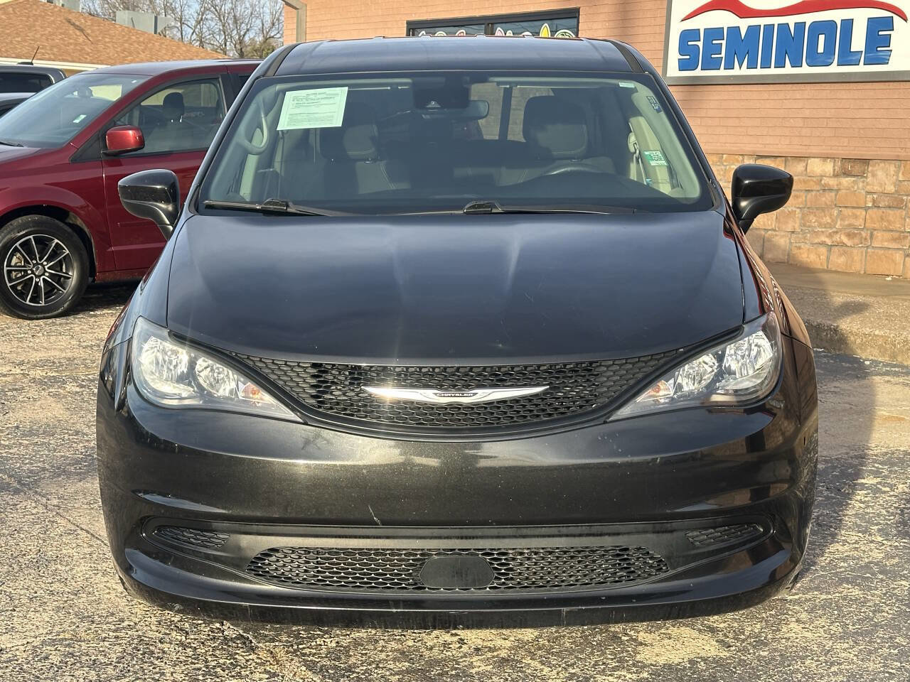Used 2021 Chrysler Voyager L image 4