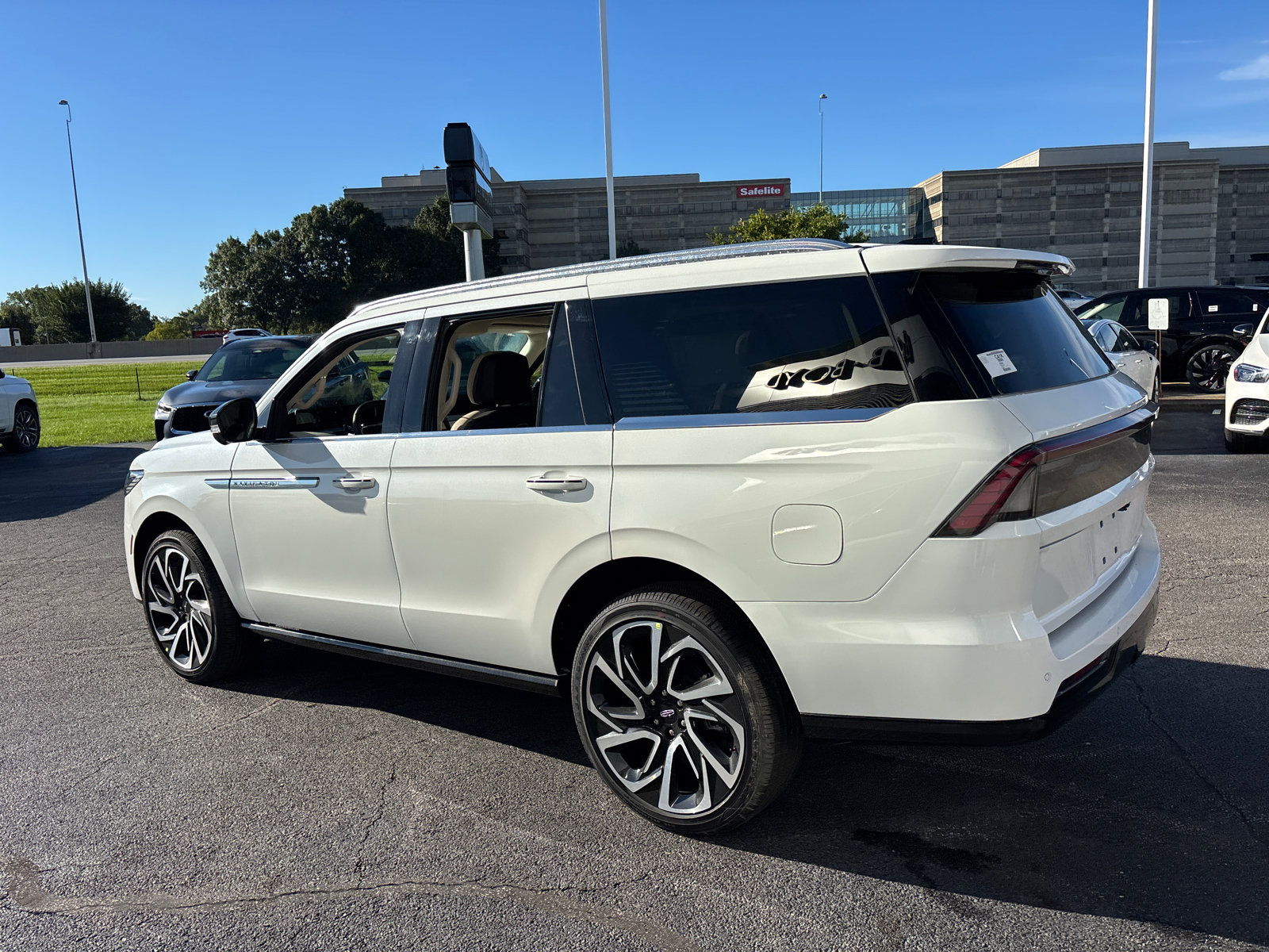 New 2027 Lincoln Navigator Reserve AWD/4WD image 5