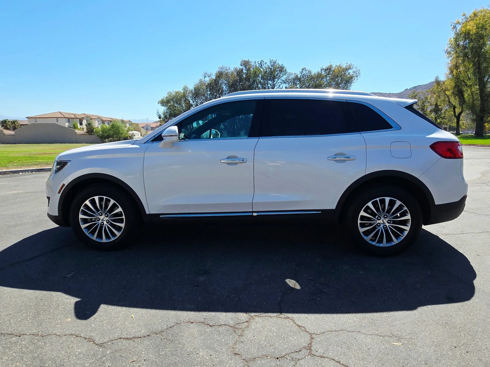 Used 2016 Lincoln MKX Select w/ Select Plus Package FWD image 5