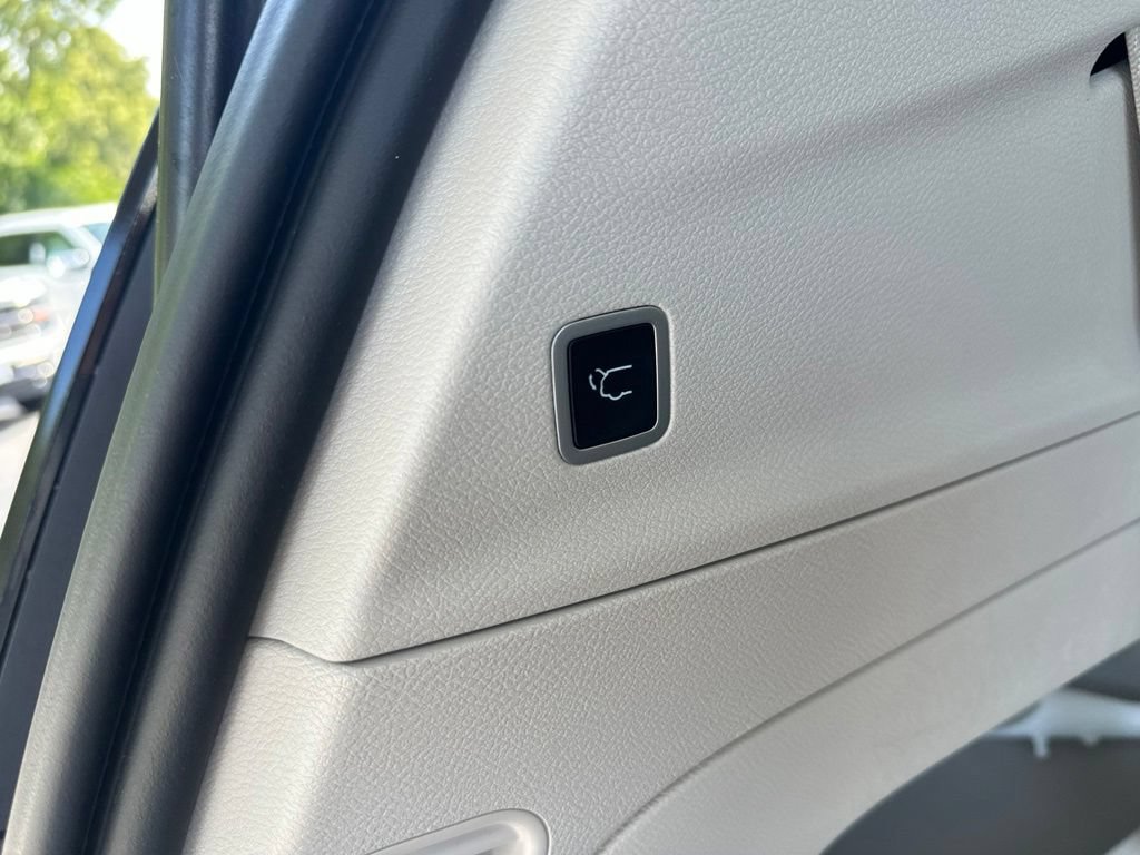 Used 2023 Chrysler Voyager LX FWD image 12