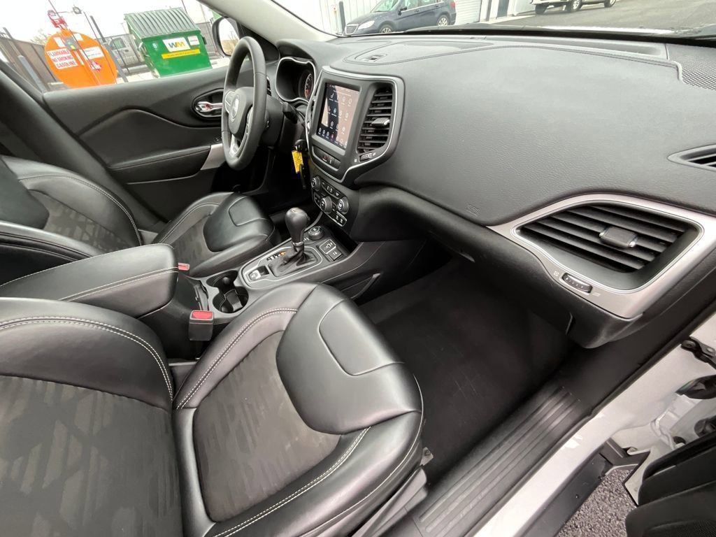 Used 2022 Jeep Cherokee Latitude w/ Sun & Sound Group image 16