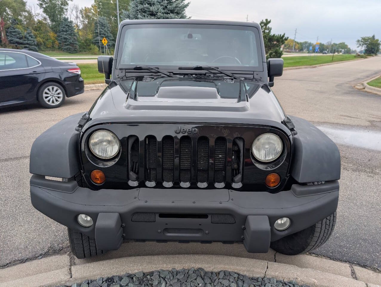 Used 2013 Jeep Wrangler Unlimited Sahara AWD/4WD image 3