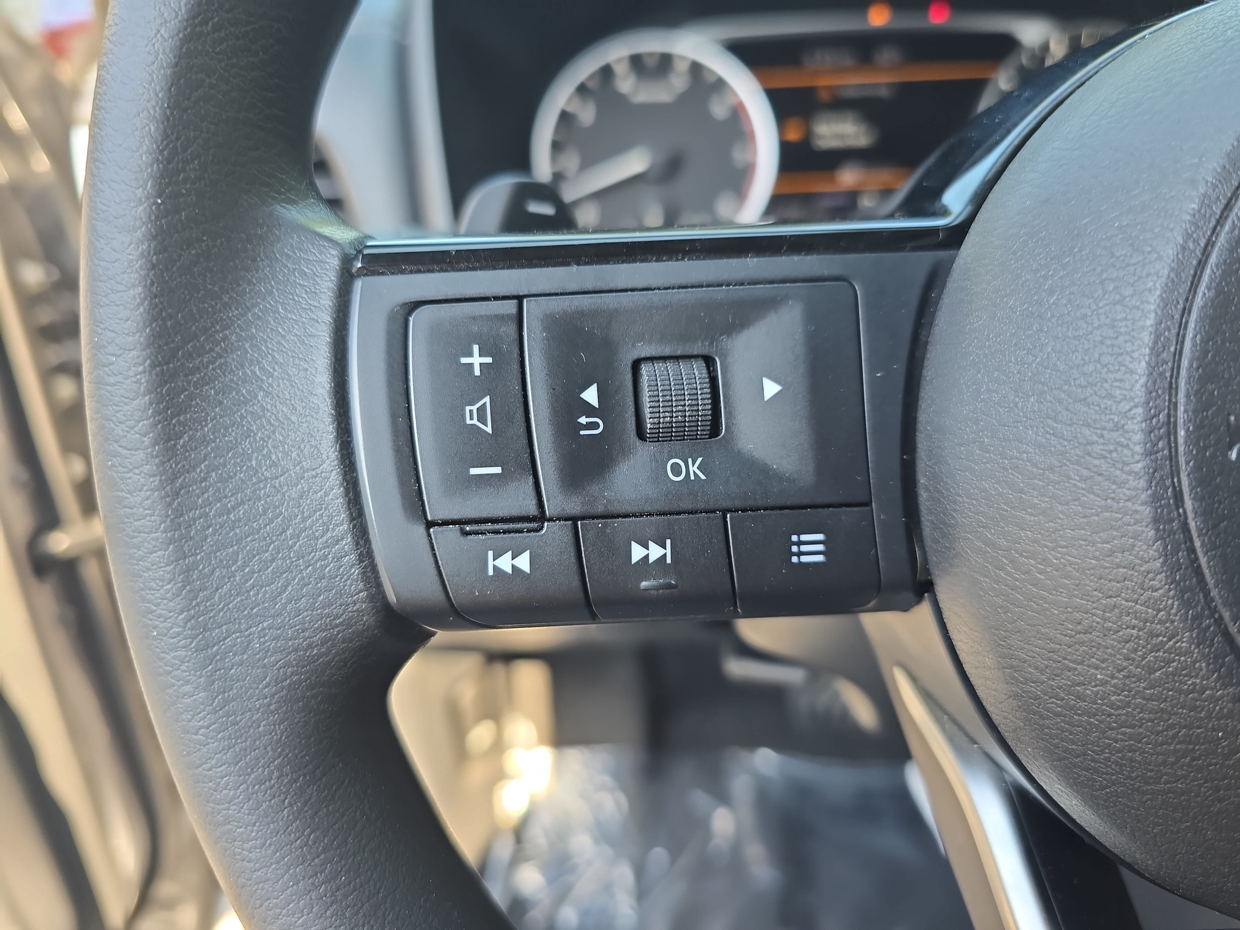 Used 2022 Nissan Rogue SV FWD image 16