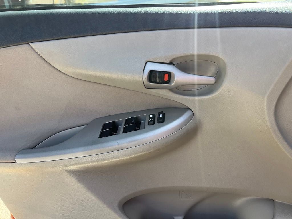 Used 2013 Toyota Corolla LE FWD image 28