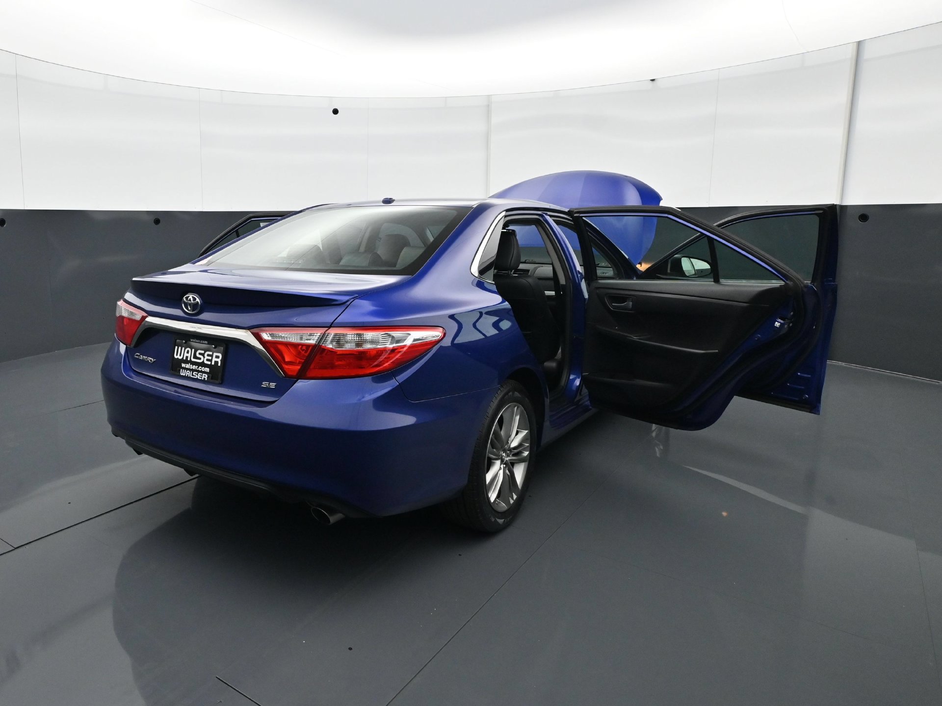 Used 2016 Toyota Camry SE w/ Moonroof Package FWD image 40