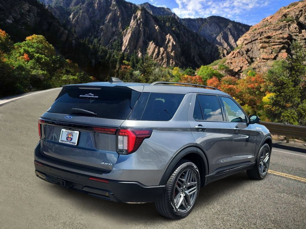 Used 2025 Ford Explorer ST-Line w/ ST-Line Street Pack AWD/4WD image 3