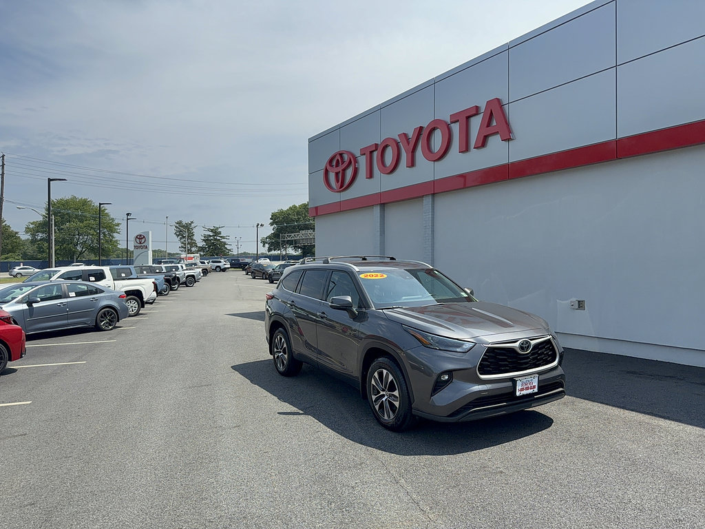 Used 2022 Toyota Highlander XLE AWD/4WD image 1