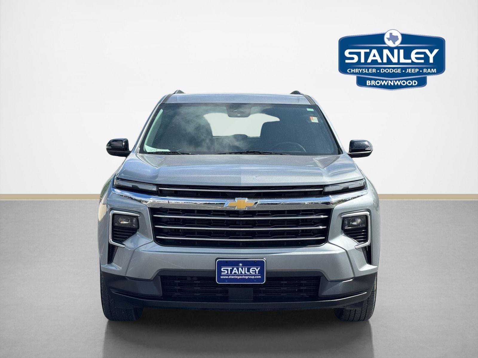 Used 2025 Chevrolet Traverse LT FWD image 2