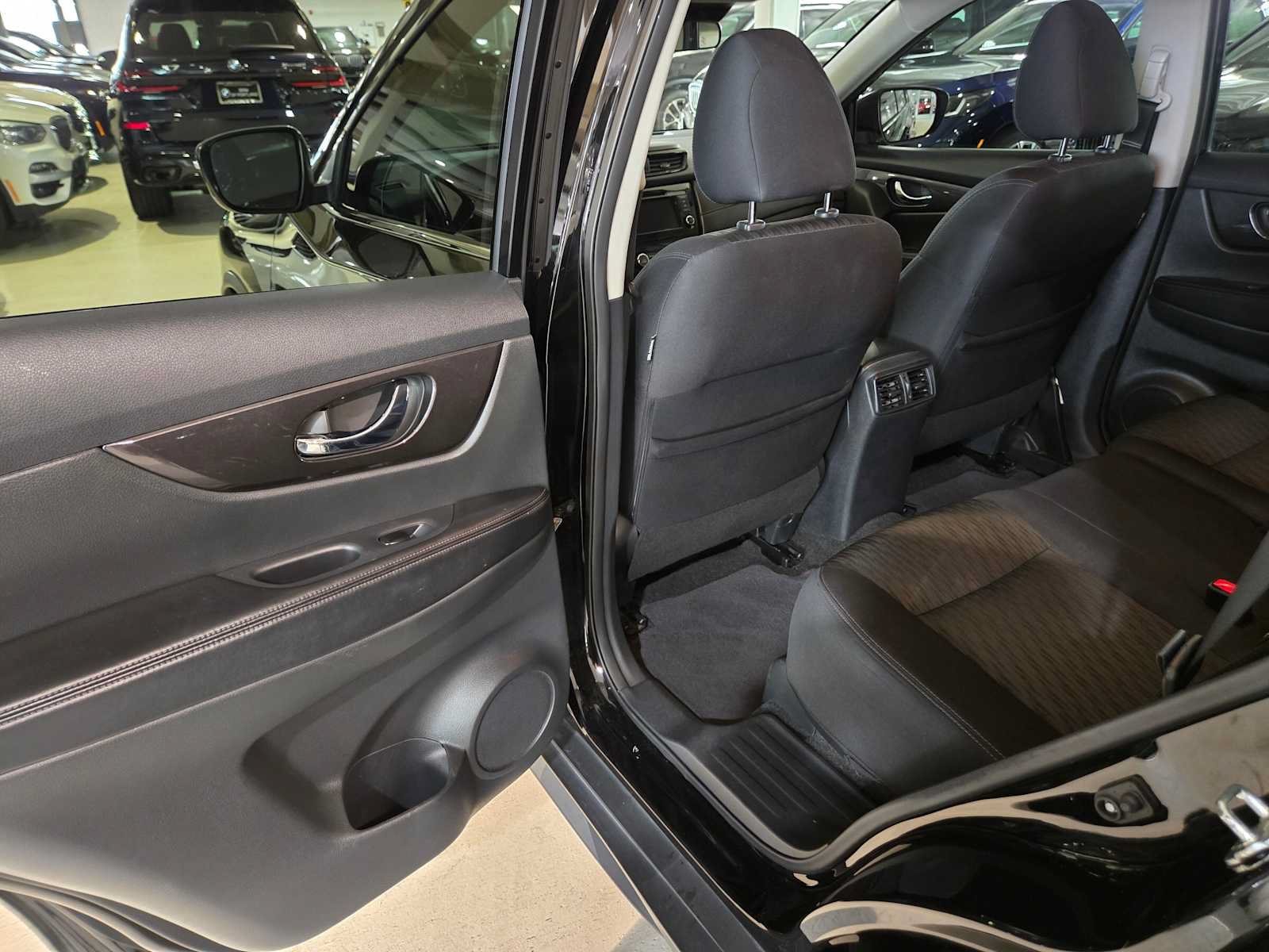 Used 2019 Nissan Rogue SV FWD image 14