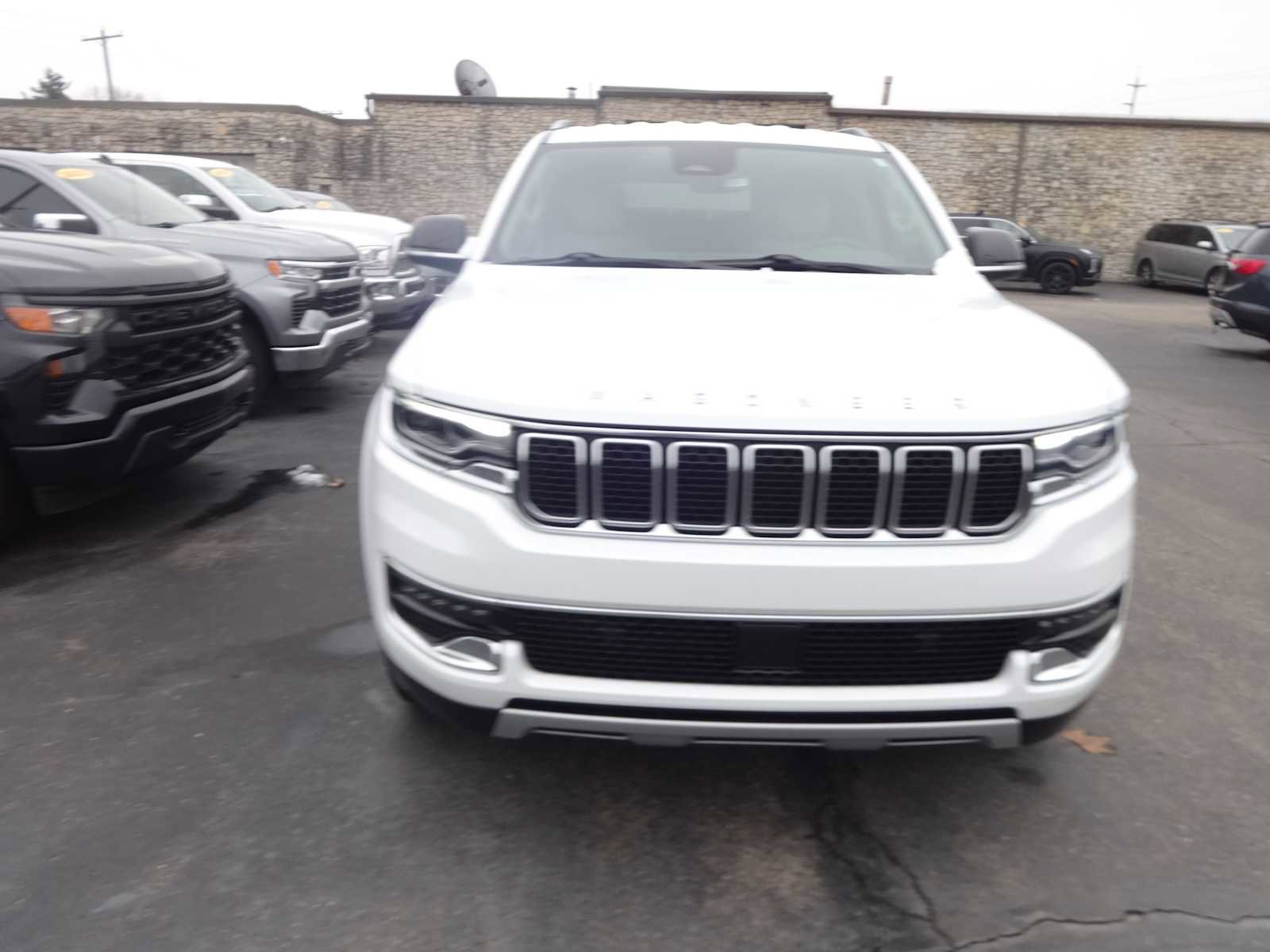 Used 2024 Jeep Wagoneer L Series II w/ Flexible Seating Group image 2