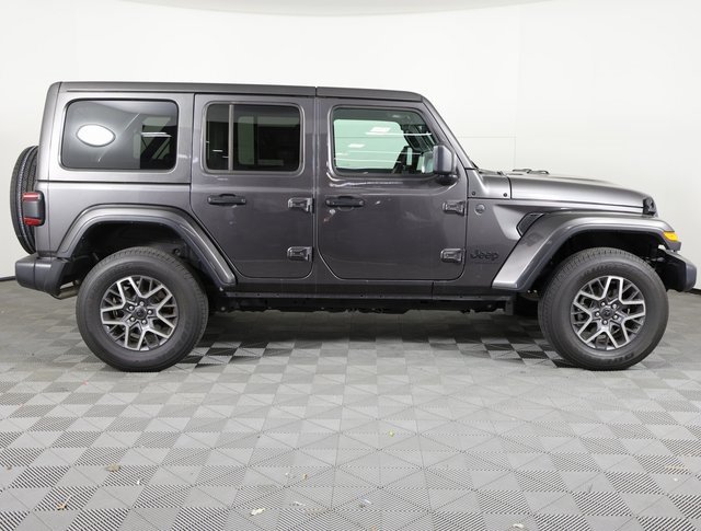 Used 2025 Jeep Wrangler Sahara image 4