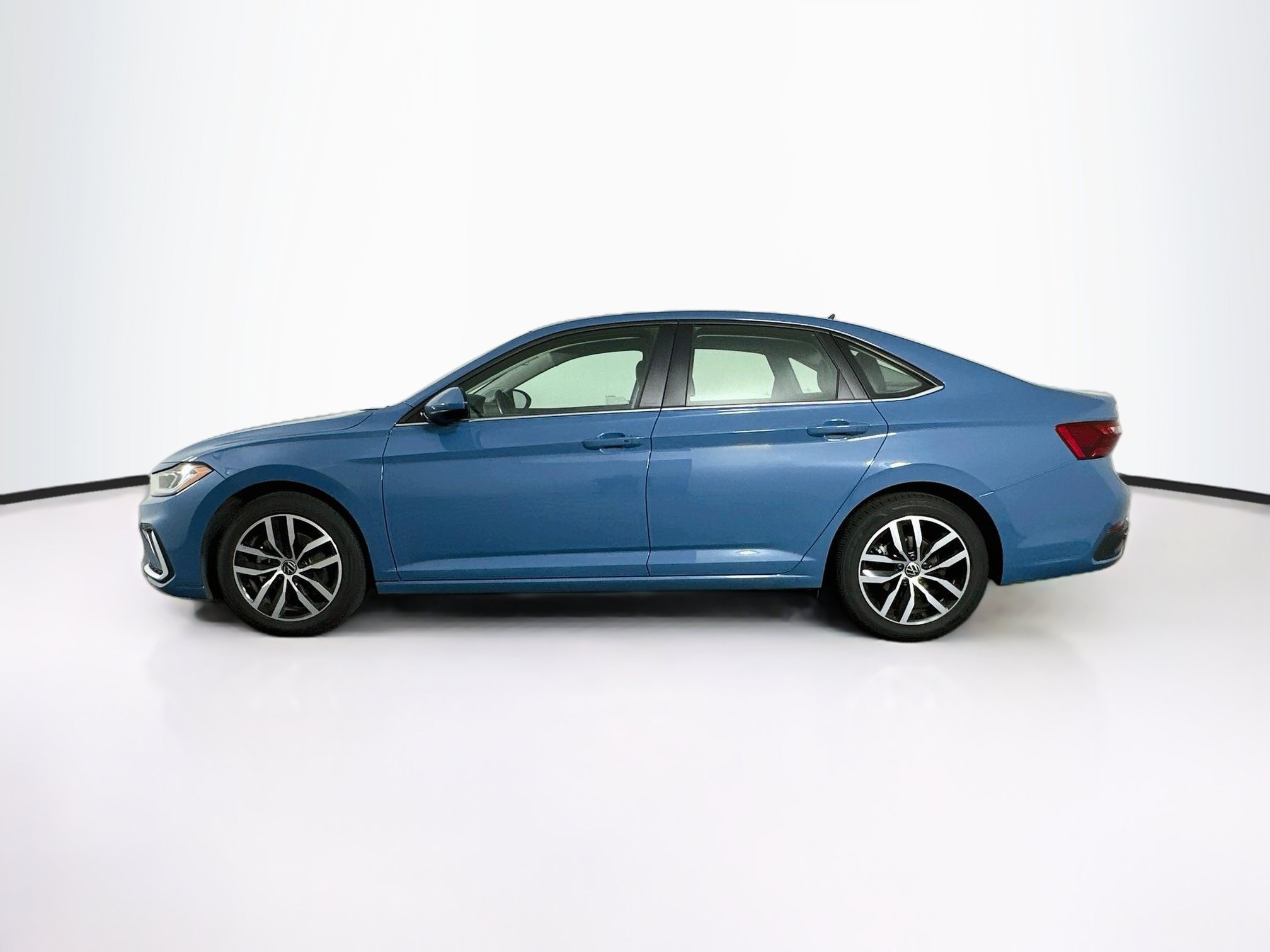 Used 2025 Volkswagen Jetta SE FWD image 4